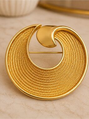 Vintage BSK Gold Tone Swirl Brooch Textured Modernist Statement Pin 3D 1.75”